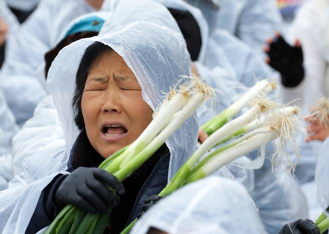지난 3월25일 ‘수입농산물 철폐 전국농민대표자회의’에서 대파를 들고 구호를 외치는 농민. 연합뉴스