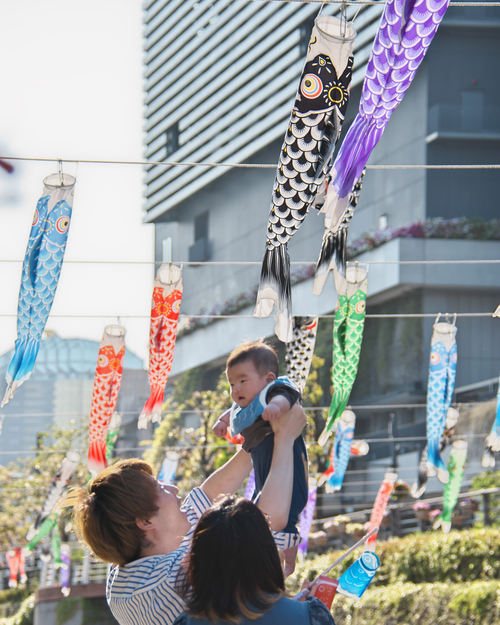어린이날을 맞이해 아이의 건강과 기원을 비는 잉어 모양 깃발(코이노보리)을 단 일본 도쿄의 거리 풍경. UPI연합뉴스.