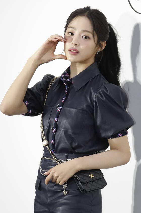 Minji of NewJeans makes a cheek heart at a fashion brand event in Seongdong District, eastern Seoul on April 23. [NEWS1]