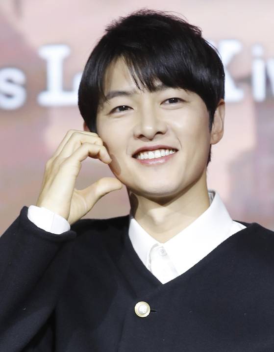 Actor Song Joong-ki makes a cheek heart at a press event to promote his Netflix film “My Name is Loh Kiwan” (2024) in Mapo District, western Seoul, on Feb. 27. [NEWS1]