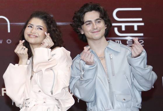 Zendaya, left, and Timothee Chalamet make finger hearts at a press event to promote their film "Dune: Part Two" at Conrad Seoul in Yeongdeungpo District, western Seoul, on Feb. 21. [NEWS1]