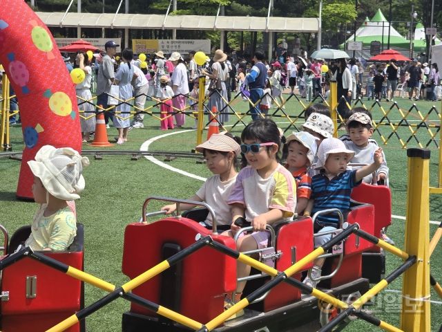 아이들이 4일 경기도 화성 센트럴파크에서 열린 동탄 어린이 축제에서 레일기차를 타고 있다.