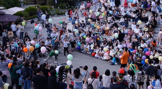 부산 수영로교회(이규현 목사)는 이날 오후 마련한 ‘동네방네 축제’에서 참가 성도와 주민들이 즐거운 시간을 보내는 모습. 수영로교회 제공