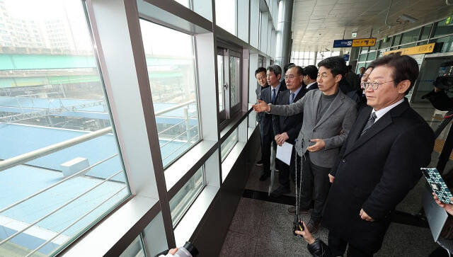 더불어민주당 이재명 대표가 지난 2월 1일 신도림역에서 지상철도를 살펴보고 있다. 연합뉴스