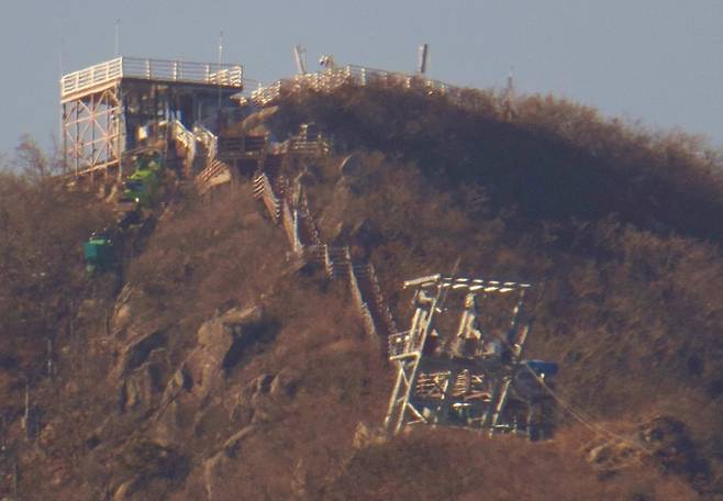 경남 함양군 대봉산에 위치한 집라인이 기울어진 모습 / 사진=연합뉴스