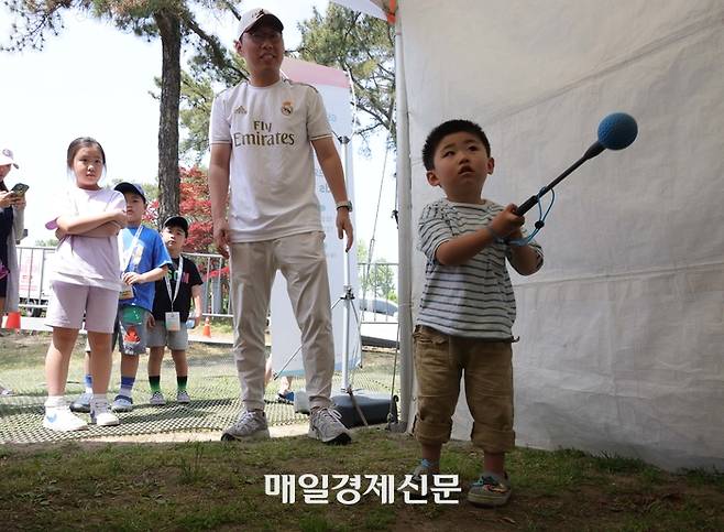 4일 GS칼텍스 매경오픈 3라운드가 열린 경기 성남 남서울CC 패밀리가든에서 한 어린이가 파이골프 키즈 챌린지에 참가하고 있다. 한주형 기자