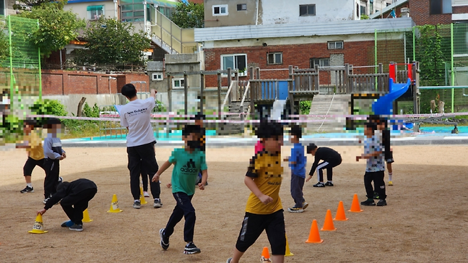 서울시내 한 초등학교에서 교사가 체육 수업을 진행하고 있다. 이 사진은 기사 내용과 전혀 관련이 없음. [사진 출처 = 연합뉴스]