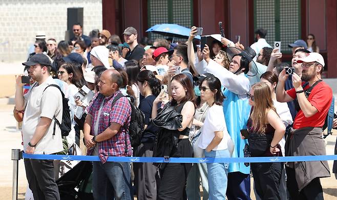 지난달 서울 종로구 경복궁에서 외국인 관광객들이 수문장 교대의식을 지켜보고 있다.[사진제공=연합뉴스]