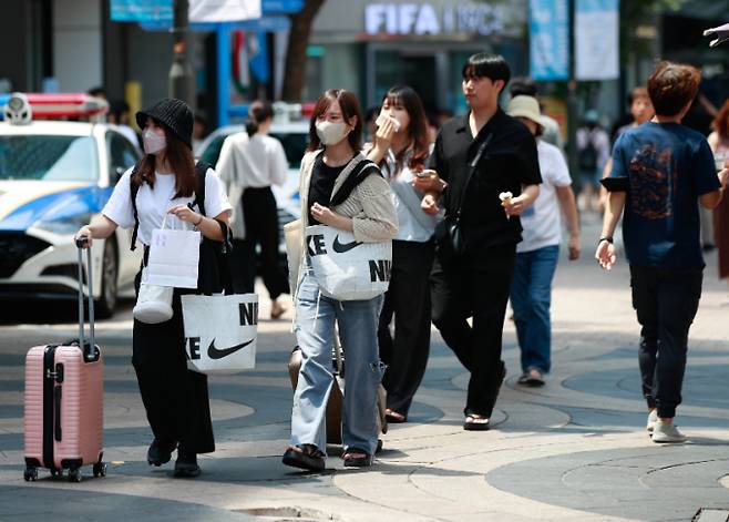 서울 중구 명동거리에 일본인 관광객들이 걸어가고 있다. /사진=뉴스1