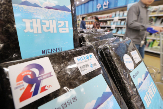 한국은행에 따르면 3월 생산자물가지수가 넉 달째 오름세를 기록한 가운데 김 가격이 전월 대비 19.8% 올라 높은 상승률을 기록했다. 사진은 지난달 23일 서울의 한 대형마트에 김이 진열된 모습. 연합뉴스