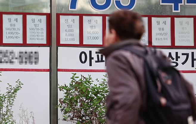 서울 시내 한 부동산 중개업소에 다가구주택·빌라 전세와 월세 매물 정보가 붙어 있다. [연합]