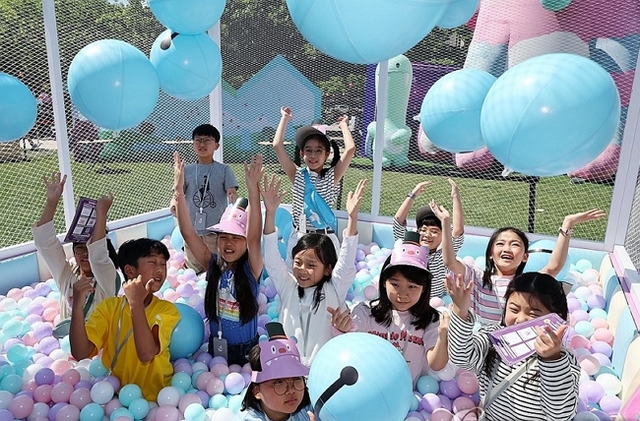 ‘내친구서울’ 어린이 기자단이 2일 오후 '해치의 마법마을’ 마법놀이터에서 기념사진을 찍고 있다. 연합뉴스