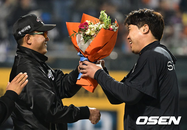 [OSEN=대전, 최규한 기자] 프로야구 한화 이글스 류현진이 KBO리그 역대 33번째로 개인 통산 100승을 돌파했다. 노시환이 역전 결승 만루 홈런과 호수비로 류현진의 100승을 제대로 도왔다. 한화는 30일 대전 한화생명이글스파크에서 열린 2024 신한 SOL Bank KBO리그 SSG 랜더스와의 홈경기를 8-2로 승리했다. 경기를 마치고 승리투수 한화 류현진이 최원호 감독에게 꽃다발을 받고 있다. 2024.04.30 / dreamer@osen.co.kr