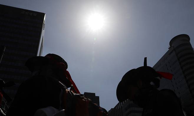 서울 광화문광장으로 햇빛이 작열하고 있다. 뉴시스