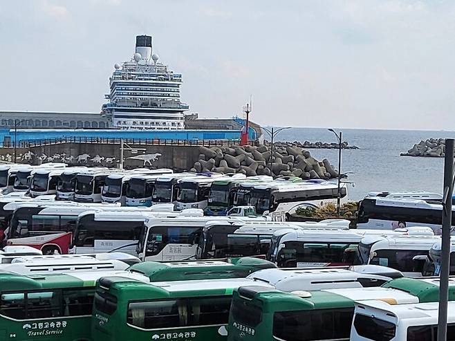 제주 서귀포시 강정항에 입항한 크루즈와 전세버스 행렬. 세계일보 자료사진