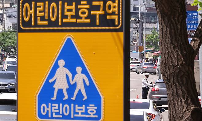 서울의 한 초등학교 앞 어린이보호구역에서 단속을 하고 있는 교통경찰들의 모습. 연합뉴스