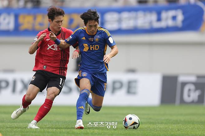 서울 강성진, 울산 이명재의 경합. 프로축구연맹 제공