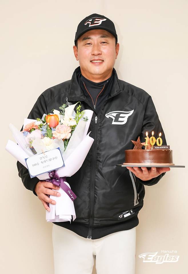 ▲ 최원호 한화 이글스 감독이 100승 기념 꽃다발과 케이크를 들고 기념촬영을 했다. ⓒ 한화 이글스