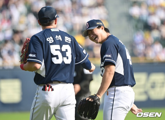 두산 최지강(오른쪽)이 8회말 2사 후 타구를 처리한 뒤 1루수 양석환과 기쁨을 나누고 있다.