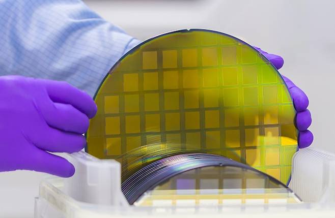 반도체와 자동차 등 특정 품목의 수출의존도가 지나치게 높은 산업구조를 바꿔야 한다.[사진=게티이미지뱅크]