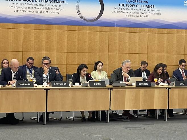 OECD 연례 각료회의에서 발언하는 김지희(앞줄 왼쪽에서 세번) 외교부 국제경제국장 [외교부 제공. 재판매 및 DB 금지]