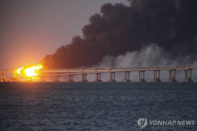 2022년 10월 크림반도와 러시아 본토를 잇는 크림대교가 우크라이나 무인정 공격에 불타는 모습 [AP=연합뉴스 자료사진. 재판매 및 DB 금지]