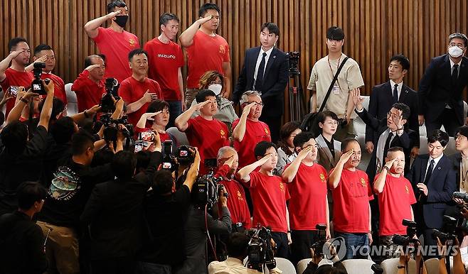 거수경례하는 해병대 예비역 연대 회원들 (서울=연합뉴스) 김주형 기자 = 2일 서울 여의도 국회에서 열린 본회의에서 '해병대 채상병 사망사건 수사외압 의혹 특별검사법'이 통과되자 방청석에 있던 해병대 예비역 연대 회원들이 거수경례하고 있다 2024.5.2 kjhpress@yna.co.kr