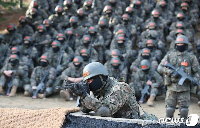 7충남 논산 육군훈련소 각개전투훈련장에서 훈련병들이 훈련을 받고 있다. 2023.12.7/뉴스1 ⓒ News1 김기태 기자