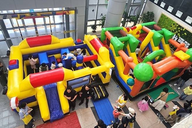 5일 전북자치도교육청에 '어린이날 놀이 한 마당'이 개최됐다. 사진은 1층 로비에 마련된 놀이기구에서 즐거운 시간을 보내고 있는 어린이들./뉴스1 임충식 기
