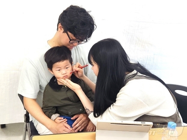5일 전북교육청에서 열린 '2024 어린이날 놀이 한마당'에 참가한 어린이가 페이스 페인팅을 하고 있다./뉴스1 임충