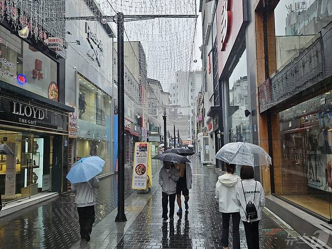 어린이날인 5일 오후 강원 춘천 명동에 우산을 쓴 시민들이 길을 걷고 있다. 2024.5.5 한귀섭 기자