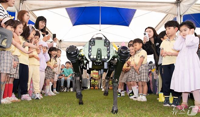 5일 구미 낙동강변체육공원에서 열린 구미시 어린이날 행사에서 사족보행 로봇이 입장하자 어린이들이 신기한 표정으로 바라보고 있다. (구미시 제공) 2024.5.5/뉴스1 ⓒ News1 정우용 기자