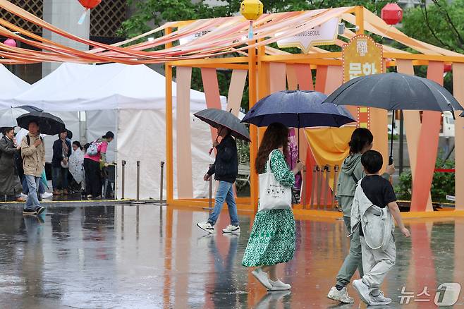 어린이 날을 맞은 5일 서울 종로구 광화문광장에 마련된 '서울페스타 2024' 행사장 어린이 놀이시설이 비가 쏟아지는 날씨에 취소 및 축소 운영되고 있다. 2024.5.5/뉴스1 ⓒ News1 민경석 기자
