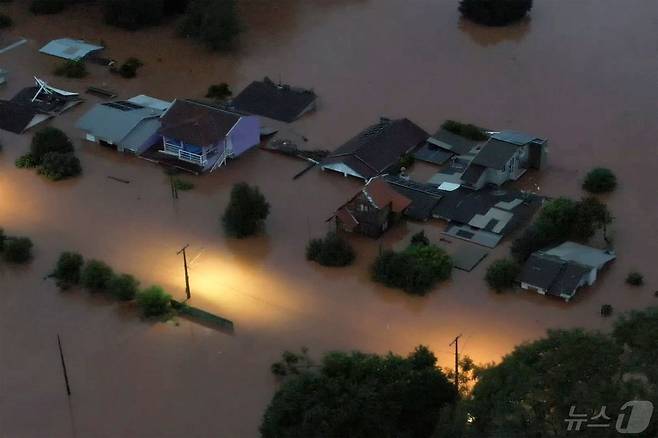브라질 남부 리오 그란데 도 술 지역에 집중된 호우로 엥칸타두시가 홍수에 잠겨 어디가 도로인지, 강인지 구분이 모호하다. 2024.05.02 ⓒ AFP=뉴스1 ⓒ News1 권진영 기자