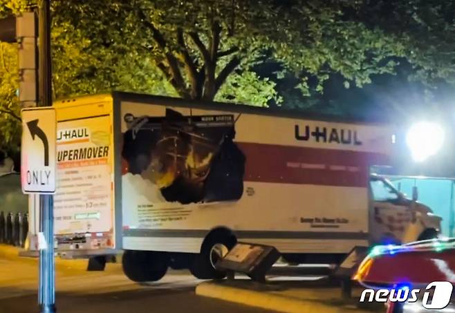 23일(현지시간) 워싱턴 백악관 인근 라파예트 광장의 보안 장벽에 돌진해 충돌한 트럭이 보인다. 2023.5.24 (사진은 기사 내용과 무관함) ⓒ 로이터=뉴스1 ⓒ News1 우동명 기자
