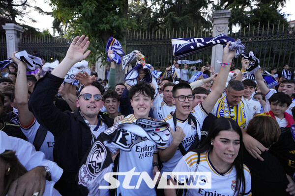 라리가 우승이 확정된 뒤 환호하는 레알 마드리드 팬들. 사진┃뉴시스/AP