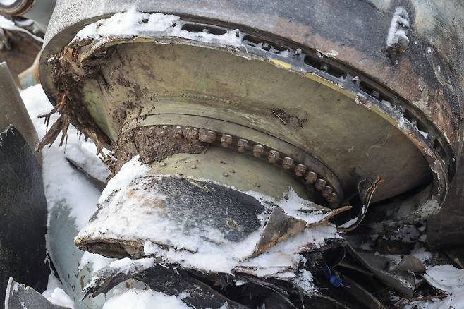 지난 1월 우크라이나 하르키우에 북한에서 만든 것으로 추정되는 미사일의 일부분이 떨어져 있다. 미국 정부는 러시아가 우크라이나를 향해 북한산 탄도미사일 여러 발을 발사했다고 밝혔다./연합뉴스