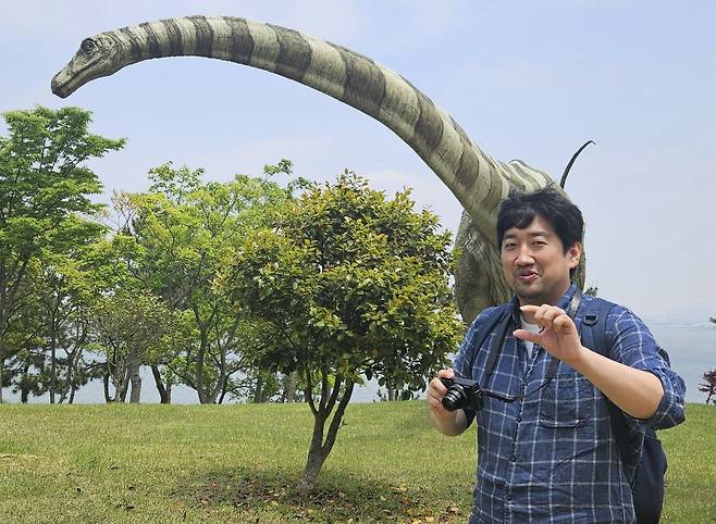박진영 서울대 기초과학연구원 선임연구원이 지난달 30일 전남 해남군 황산면 우항리 공룡화석지에 있는 대형 초식공룡 모형 앞에서 공룡 연구의 의미를 설명하고 있다./해남(전남)=송복규 기자