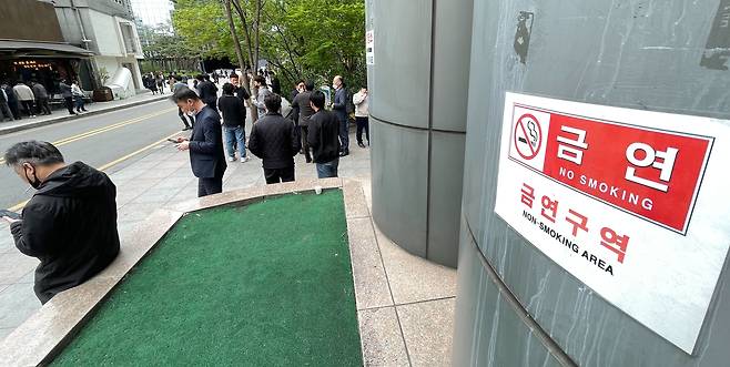 2022년 4월 14일 오후, 서울 종로구 르메이에르타운 인근에서 점심시간을 맞아 직장인들이 금연구역 문구가 붙어있음에도 담배를 피고 있다. /조선DB