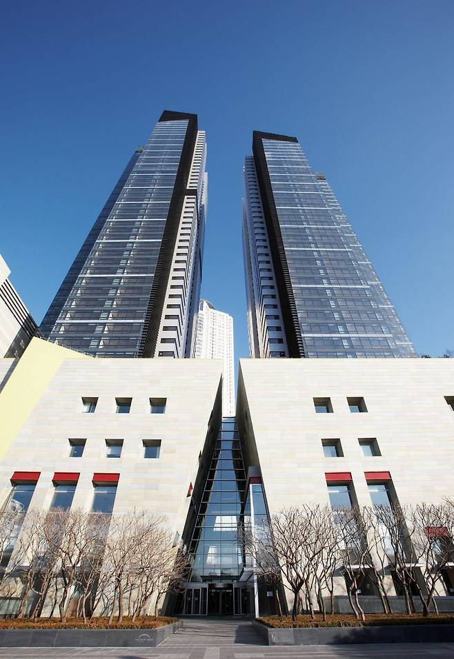 고령자가 이용할 수 있는 복지시설은 다양한 형태로 존재한다. 특히 노인주거복지시설에는 실버주택으로 불리는 노인복지주택과 양로원(양로시설), 노인공동생활가정 등이 있다. 사진은 건국대가 서울 광진구 자양동 ‘건국대 스타시티’ 내에 지은 국내 최초 도심형 실버타운 ‘더 클래식 500’의 모습이다. 건국대 제공