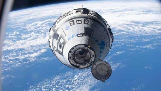 보잉의 우주선 '스타라이너'가 2022년 5월 무인 시험 비행에서 국제우주정거장에 접근하는 모습. <사진=NASA>