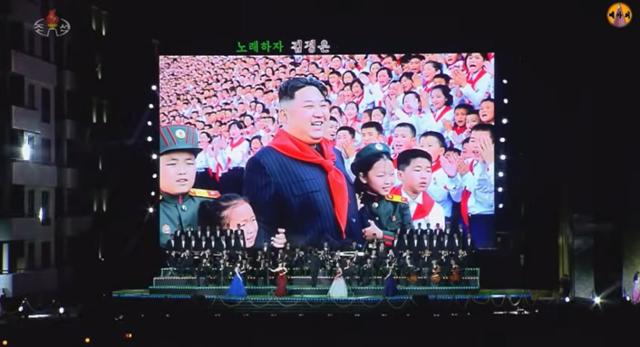 지난달 16일 북한 평양에서 열린 화성지구 2단계 살림집 준공식에서 공개된 김정은 찬양곡 '친근한 어버이' 뮤직비디오. 유튜브 캡처