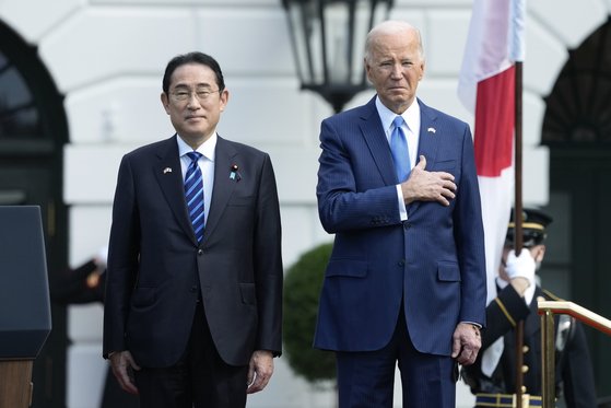 조 바이든 미국 대통령과 기시다 후미오 일본 총리. AP=연합뉴스
