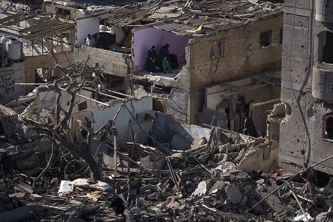 지난 2월22일(현지시간) 이스라엘군의 공습으로 폐허가 된 가자지구 최남단 도시 라파의 한 주택가. AP연합뉴스