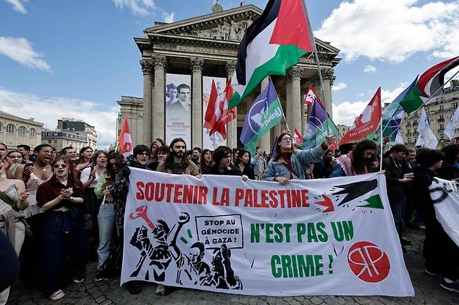 프랑스 파리의 여러 대학교 학생들과 팔레스타인을 지지하는 사람들이 2일(현지시간) 팔레스타인 국기를 한들며 연대 시위를 벌이고 있다. AFP연합뉴스