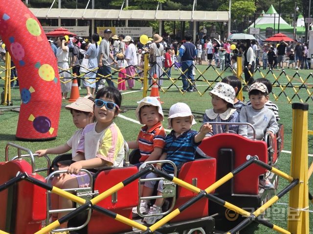 아이들이 4일 경기도 화성 센트럴파크에서 열린 동탄 어린이 축제에서 레일기차를 타고 있다.