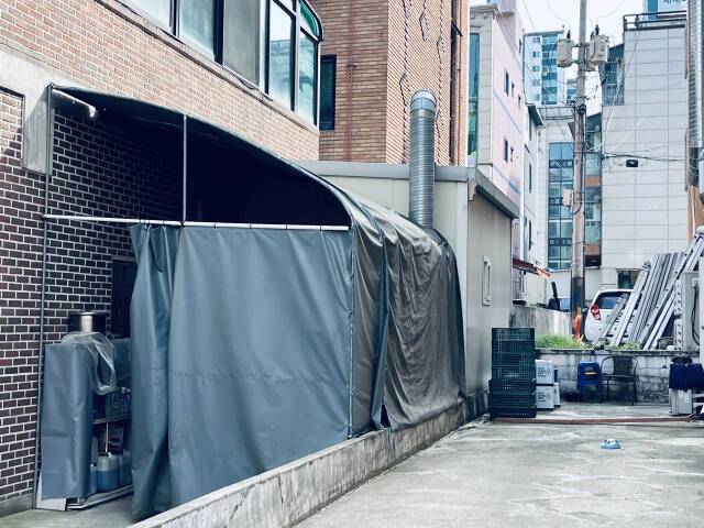 시흥시청 인근 장현동 다세대주택가에 불법 증축된 가설건축물이 식당 주방 등으로 이용 중이다. 김형수기자