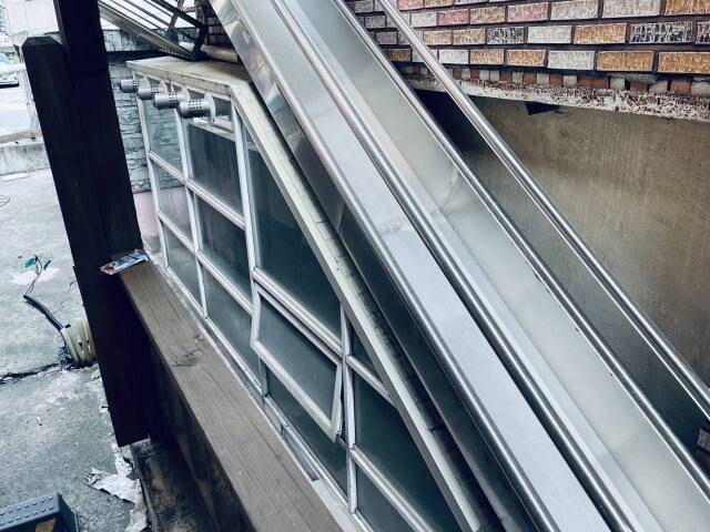 한 어린이집 건물의 비상탈출구 밑에 불법 건축물이 설치된 모습. 김형수기자