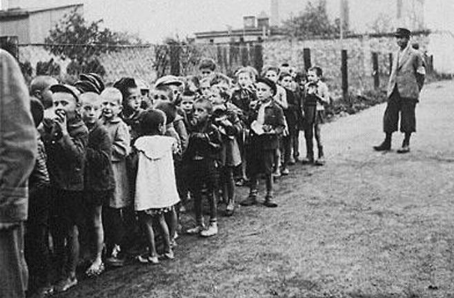제2차 세계대전 당시 폴란드에서 강제 수용소로 이송되기 위해 체포된 아이들이 줄지어 서 있다.