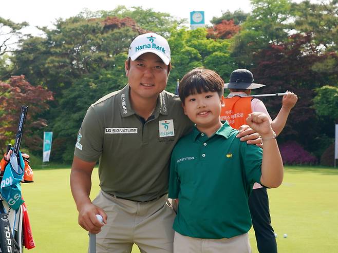 이유준 군(오른쪽)이 함정우와 함께 기념 촬영을 하며 환하게 웃고 있다. 대회조직위